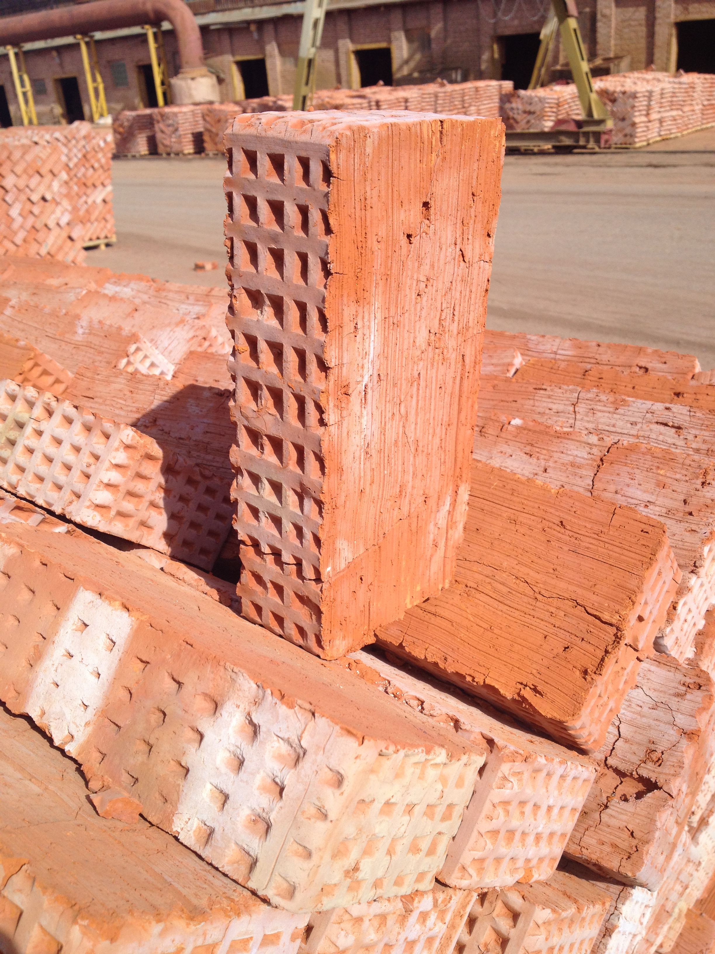 Кирпич полнотелый одинарный М-100 КАРАСИ